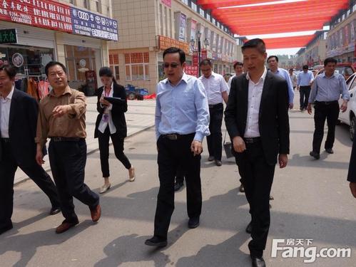 商水县副县长杜希敏在汽配城董事长吕辉的陪同下参观市场