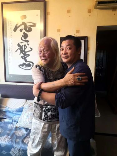 逍遥子李生龙与爱新觉罗.玄泽老师合影