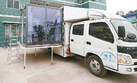 重庆牛人27万造出自己的房车可住12人还可以k歌