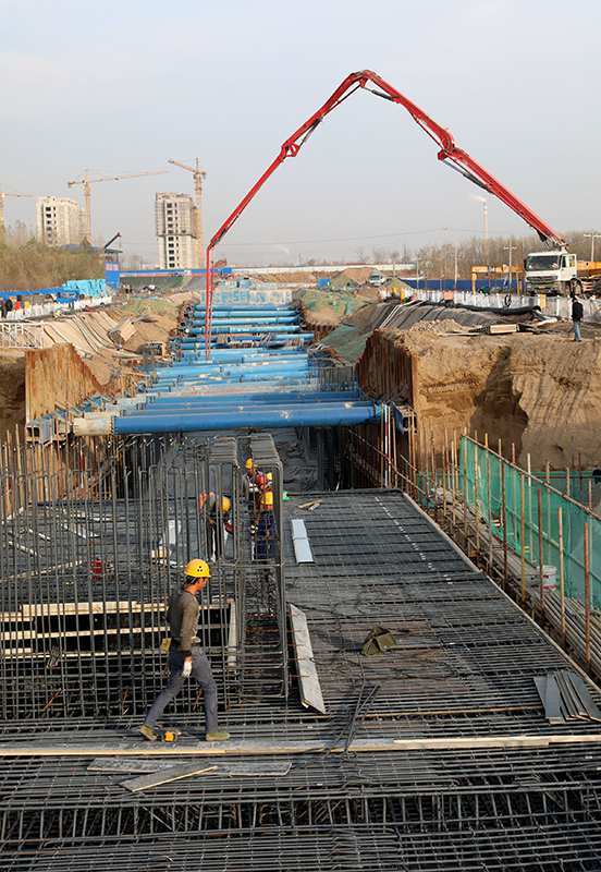 工人在河北省张家口市宣化区滨河新城地下综合管廊工程现场施工