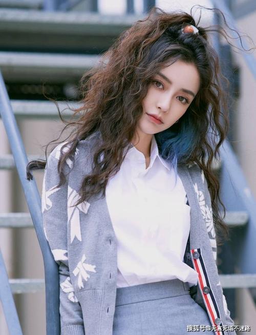 angelababy杨颖,飘逸卷发发型,学院风短裙穿搭,清新