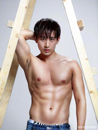 成毅罕见腹肌照曝光,当镜头移到鞋子上,这造型是认真