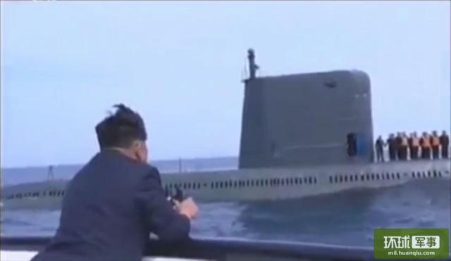 朝鲜新型弹道导弹潜艇曝光 金正恩挥手检阅