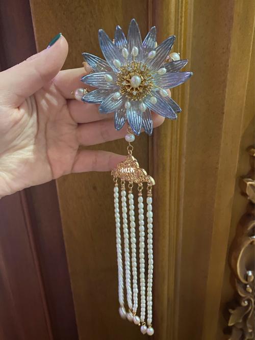 最近买了几个好看的发簪啊,图四五是之前买的,虽然除了盘头发其他