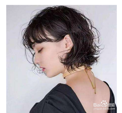 如果头发不是很短,齐肩发也行,可以做烫卷,选择自己喜欢的卷发型,也能