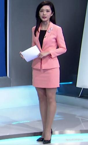 深圳女主播还在见习期,穿着小短裙,腿并的好紧,领导会