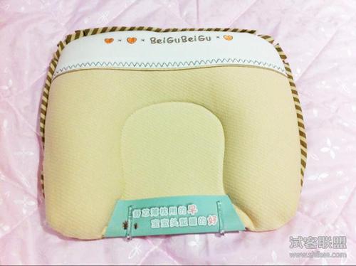 定型枕中间有个小凹槽设计正好可以把宝宝的头