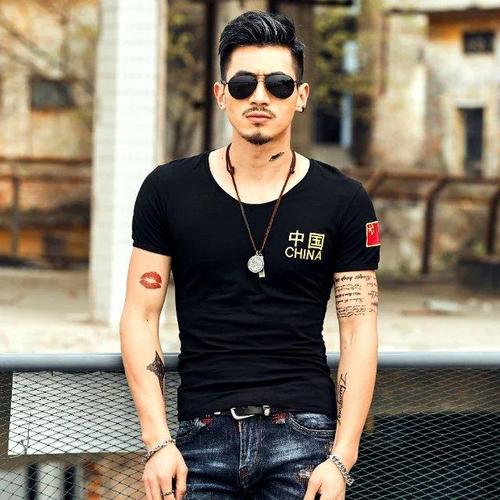 有血性男人都穿这种"铁血军装",刺绣狼头和国旗,尽显阳刚之美