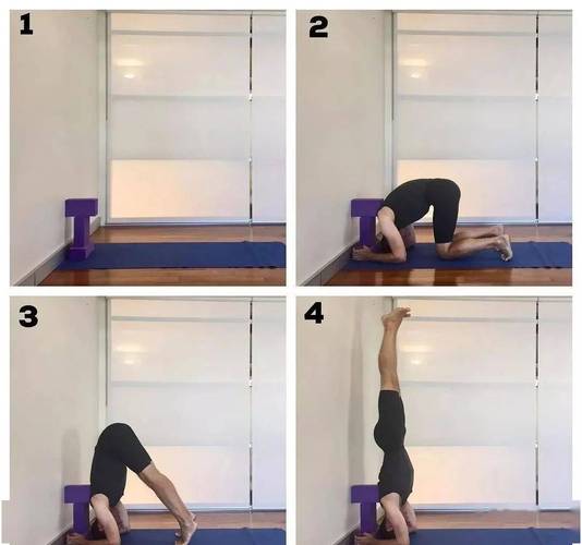 动作05 熟练的掌握动作4之后,将瑜伽砖横放 臀部向上,脊柱延展垂直