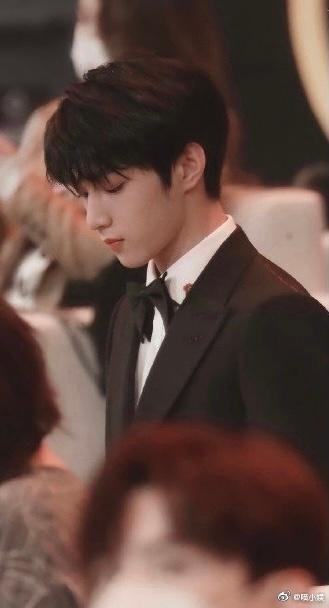 刘耀文超绝侧颜鲨完美的面部线条 精致侧脸,无法拒绝的心动暴击