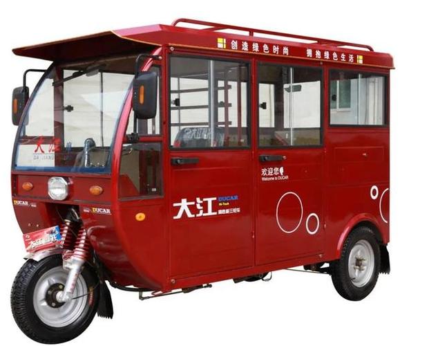 现场一地碎片!镇江大港一轿车与马自达相撞,还敢坐吗?