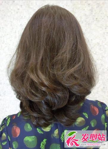 最新烫卷发梨花头发型 2016流行中长发烫卷发型图片