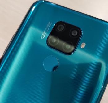 华为nova5ipro采用矩阵式的后置四摄设计