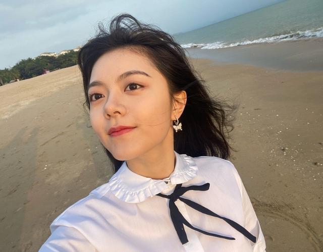18岁赵今麦晒海边照腿型却成为亮点说好女明星身材管理呢