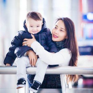 组图:马雅舒晒全家福甜蜜微笑 漂亮继女同框入镜_高清