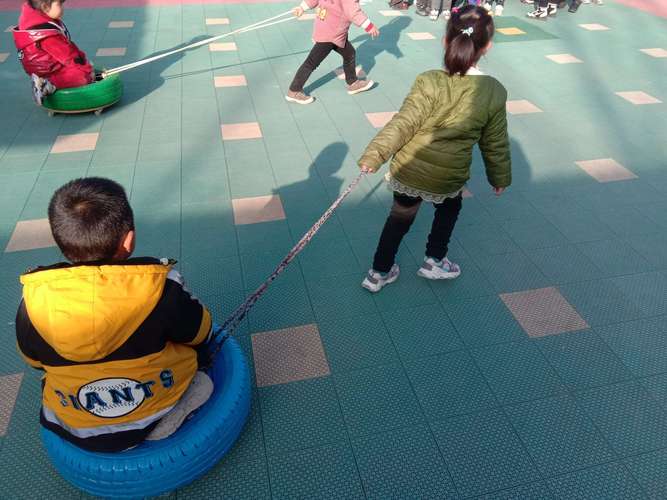 靳堡小学附设幼儿园体智能课《轮胎车 足球门》