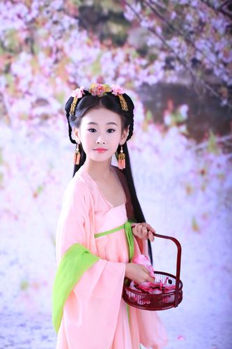 人气小童星何羿霏古装媲美范冰冰 被赞00后萌女神