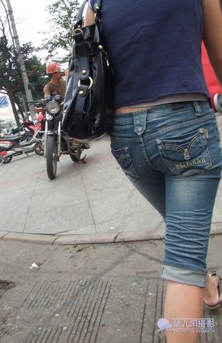 【一生有你街拍演义】第四百四十四回——一组牛臀请君赏,几分丰满几