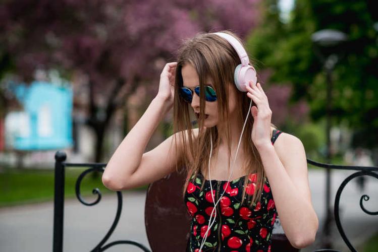 公园里听歌的性感美女