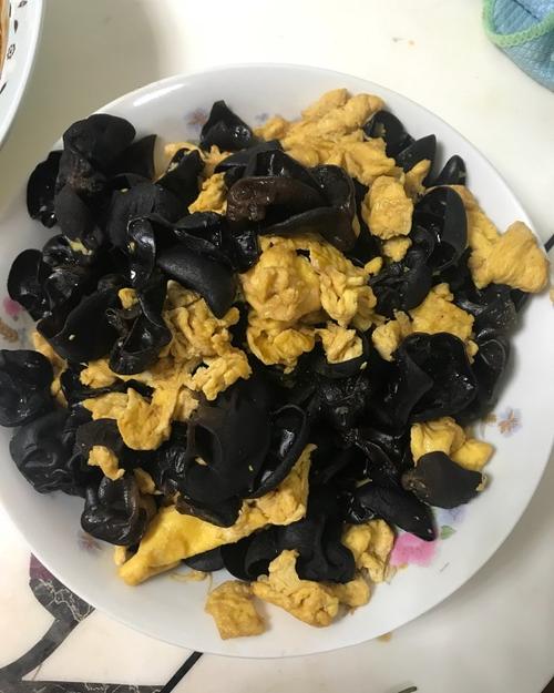 小乔o做的木耳炒鸡蛋