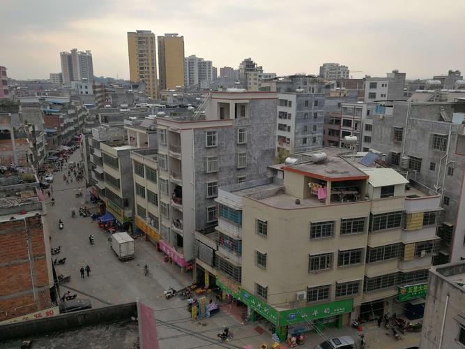 这里广东粤西的小镇,平定镇街景.