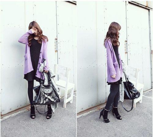 怀旧感的牛仔裤穿起来就很有味道,配上反转设计的紫色外套,亮眼之余也
