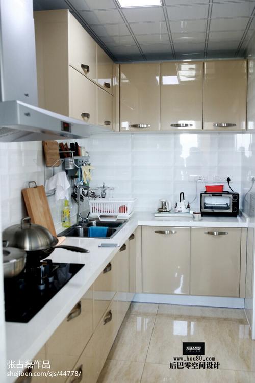 现代厨房烤漆橱柜装修效果图