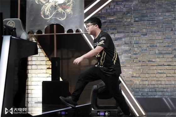 lol-uzi背影照被玩坏,粉丝调侃:别动,等我去买个三件套