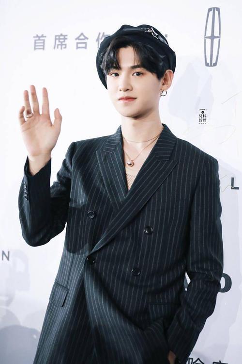 黄明昊昨日出席费加罗风尚盛典 新生代歌手获年度风尚