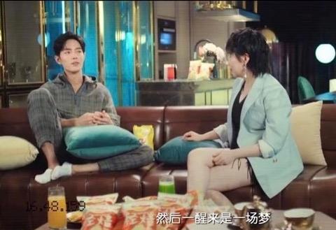 肖战也遭受网络暴力?因采访过程中脱鞋引热议,做公众人物太难了