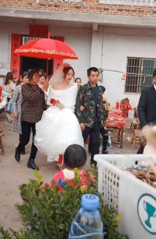 抖音"农村新娘"长啥样?看到她胸口的纹身,花了几十万娶得老婆