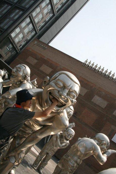 今日美术馆外的岳敏君雕塑