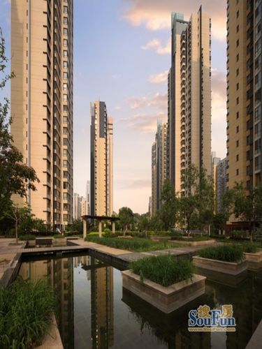 融创奥城天玺区域配套:55万平住宅区,45万平商业配套,五星级酒店式