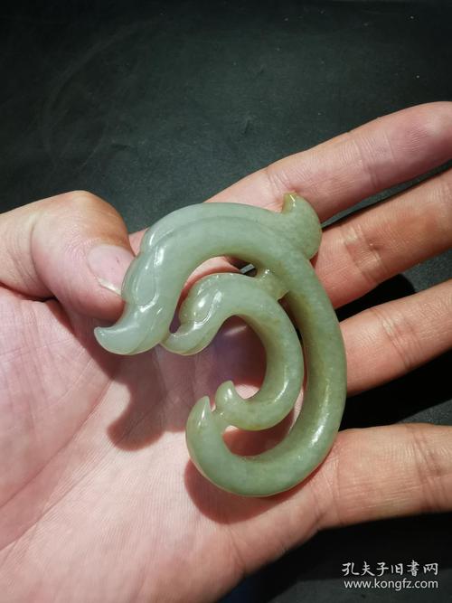和田玉中华第一龙 红山玉龙 c型龙 玉把件,雕刻两条古红山玉龙,一大一
