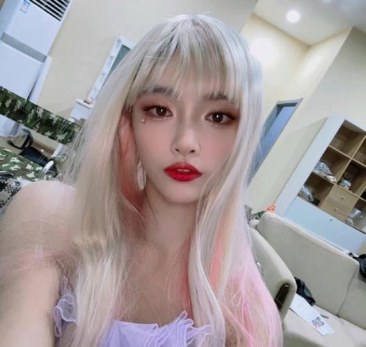许佳琪银色长发造型##许佳琪长发麻花辫造型