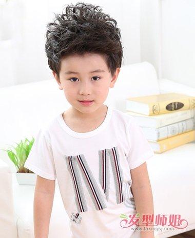 是16年最潮流的剪发方式呢,将头顶长发用吹风机打造成皮卡路 烫发发型