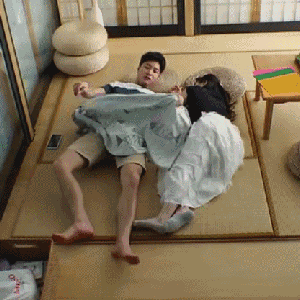 江宏杰给睡着的小爱盖被子,怕她着凉