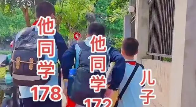福建女子看到儿子比同学矮了30多厘米就像哥哥和小弟的既视感