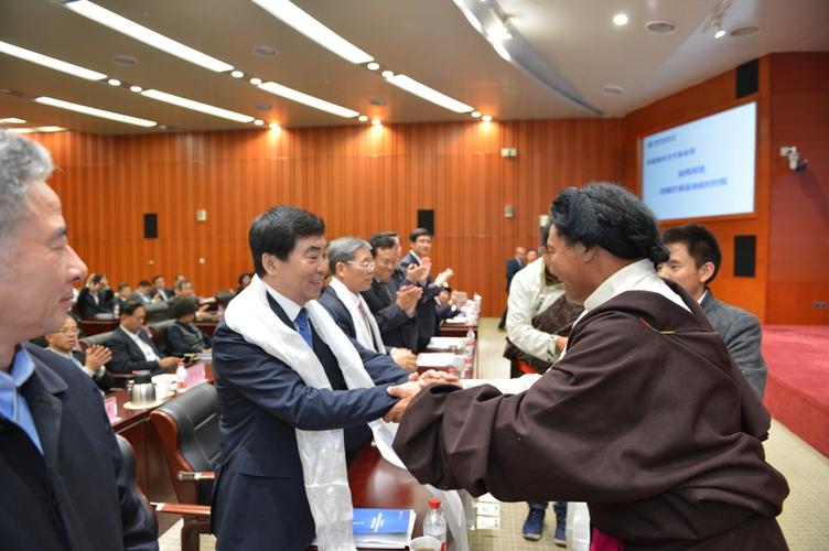 西藏芒康县当佐村村民益西邓培和青.