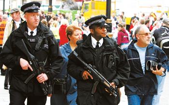 汽车炸弹冲进苏格兰最大机场