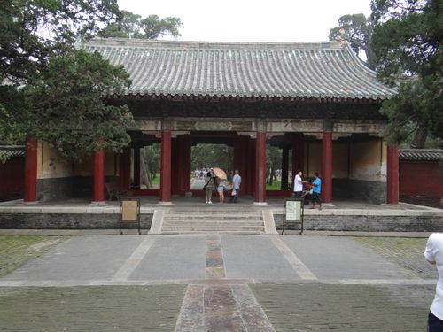 是明洪武十年(1377年)时孔庙的大门,清雍正七年据《论语》"人能弘道"