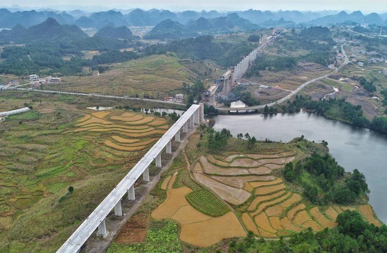 贵南高铁加紧建设施工