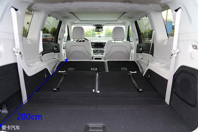 指挥官的第三排座椅虽然仅支持手动放倒,在五座状态下,它的行李厢空间