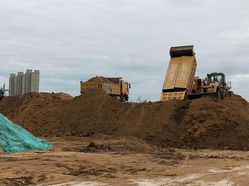 写美篇 2,下图为正在临时堆放土方