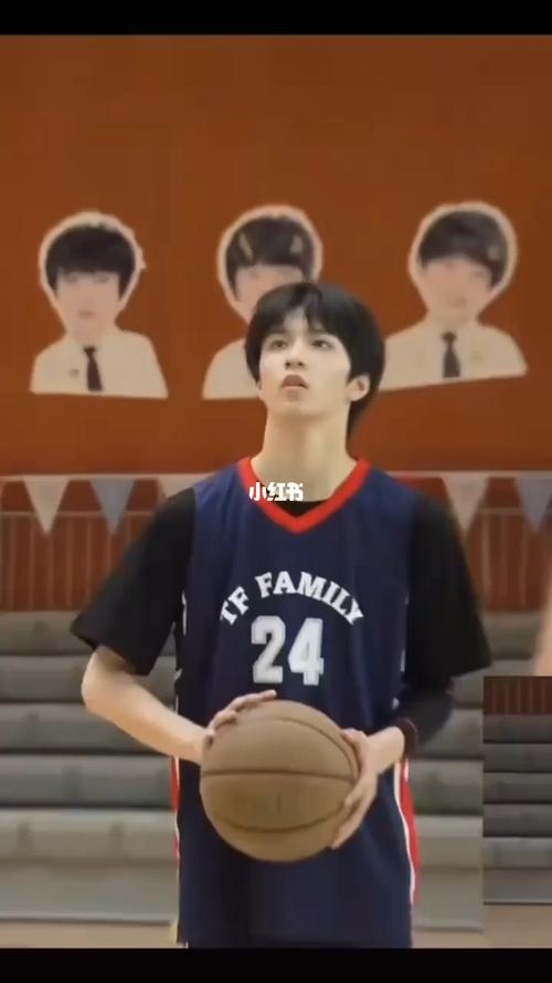 刘耀文"左手拿蓝球,右手则牵住满月姐姐"_刘耀文_娱乐