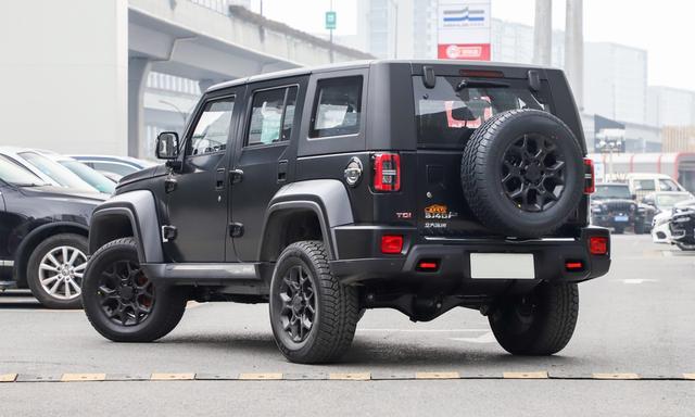 这越野车油耗8.5l,车宽已超牧马人,前后都带电控锁,标配led灯