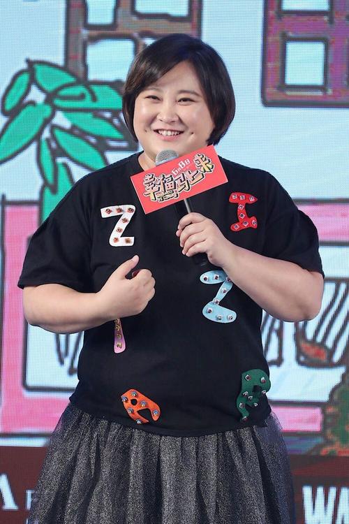 贾玲好难穿长裙挡住了粗腿脖子又胖出几道褶胖女孩该咋穿