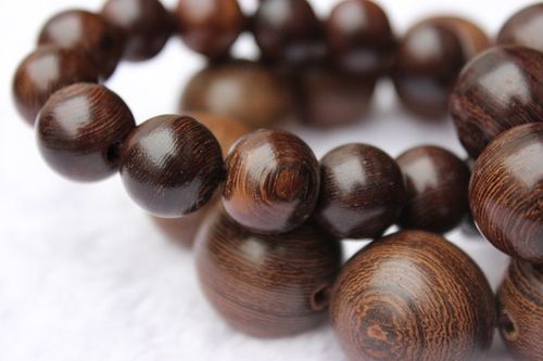 如何正确盘玩鸡翅木手串?