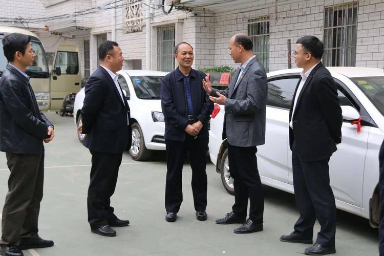 自治区党委政法委副书记李伟文(中)听取濛江镇汇报禁毒工作12