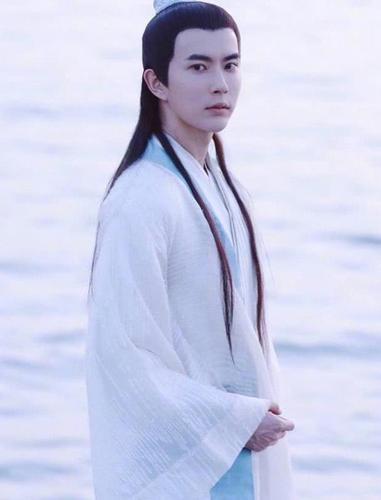 于朦胧出演"许仙",古装好显肉肉感,转身换上西装后,是